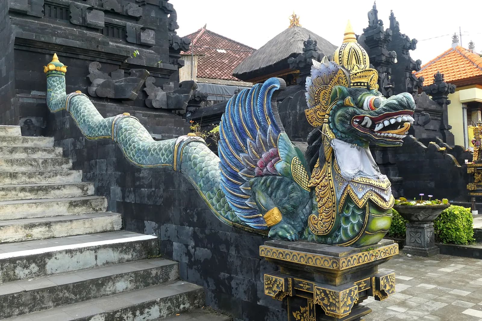 Photo: Anandajoti, CC BY-SA 4.0 Temple guardian statue at Tanah Lot, Bali
