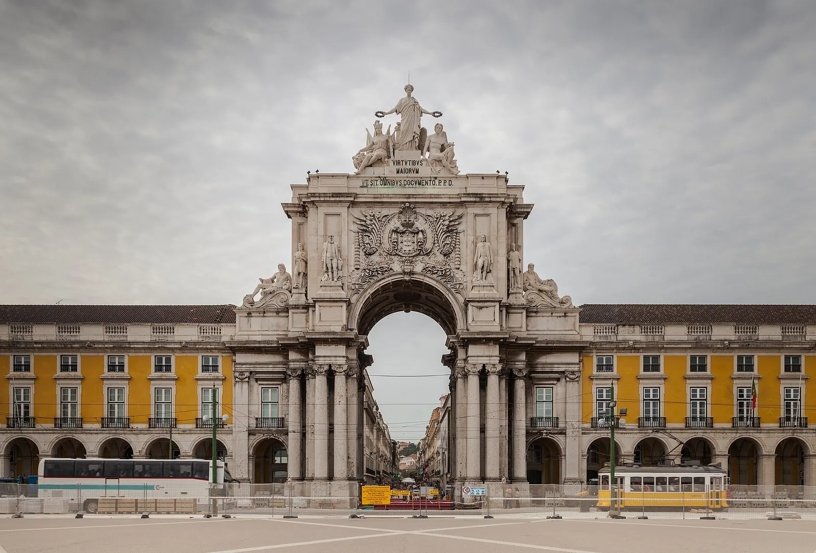 Photo: Diego Delso, CC BY-SA 3.0 Rua Augusta Arch on Praca do Comercio, Lisbon
