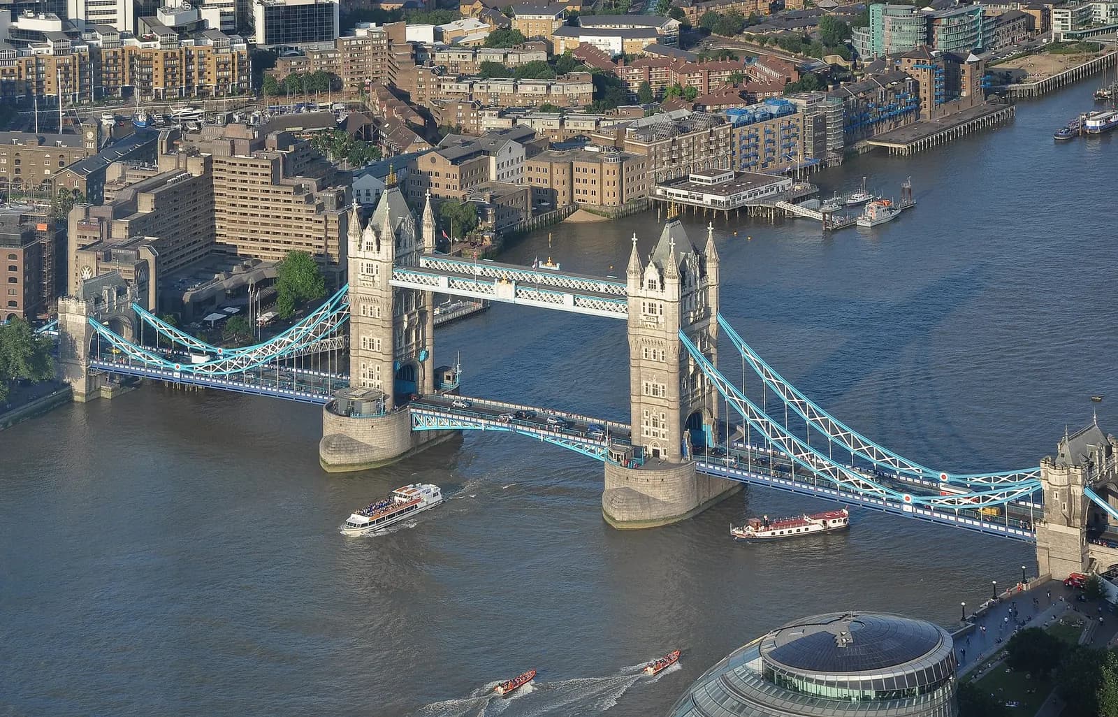 Photo: Bob Collowan, CC BY-SA 3.0 Tower Bridge over the Thames, London